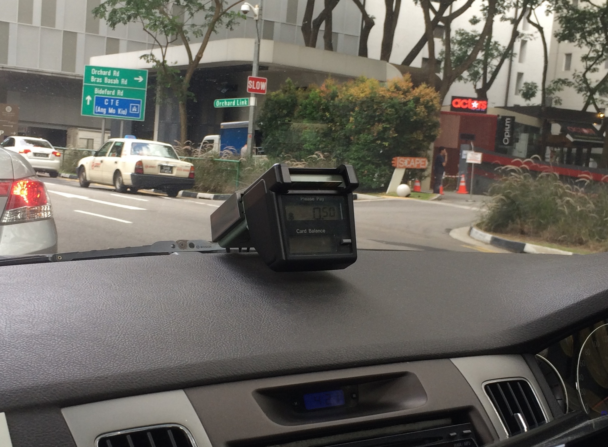 Cách Singapore thu phí đường bộ không cần thanh chắn, người soát vé - Ảnh 2.
