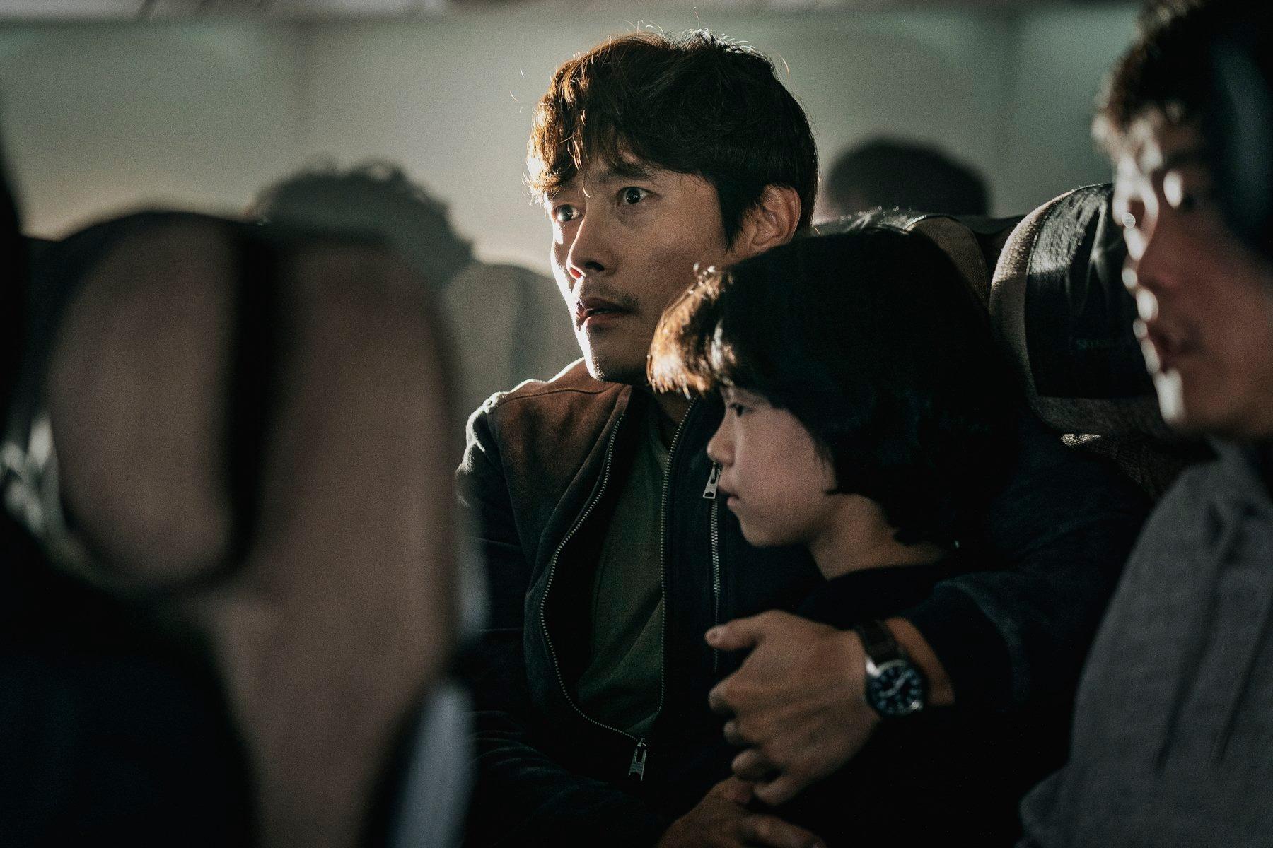 Lee Byung Hun &quot;lo sợ&quot; khi diễn phim thảm họa - Ảnh 2.