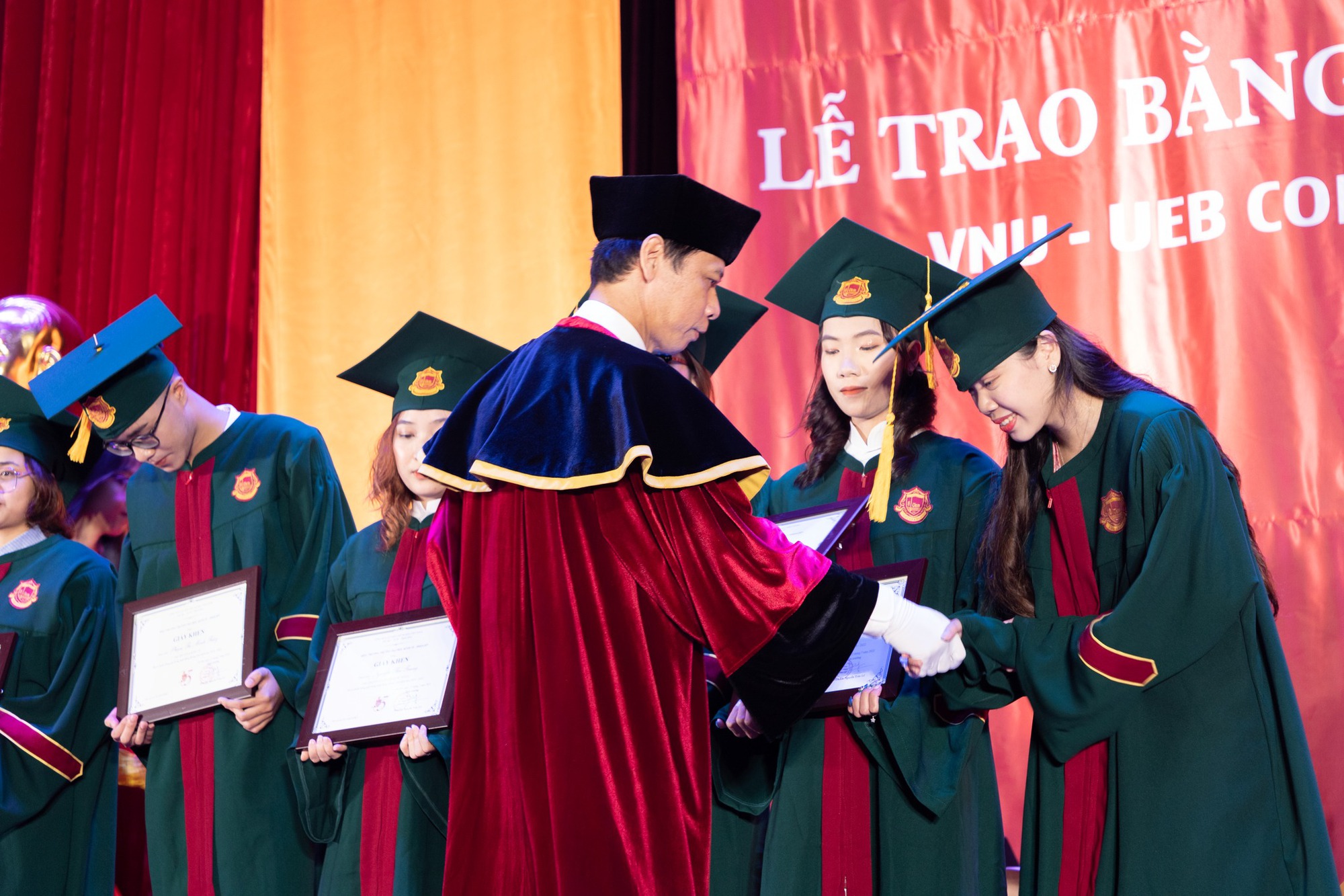 Một trường đại học ở Hà Nội tổ chức lễ trao bằng tốt nghiệp phong cách rất &quot;lạ&quot; - Ảnh 7.
