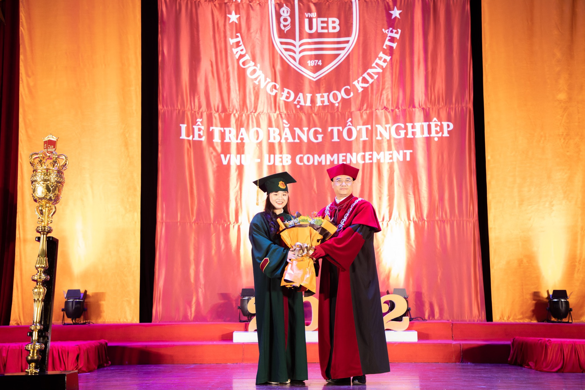 Một trường đại học ở Hà Nội tổ chức lễ trao bằng tốt nghiệp phong cách rất &quot;lạ&quot; - Ảnh 8.