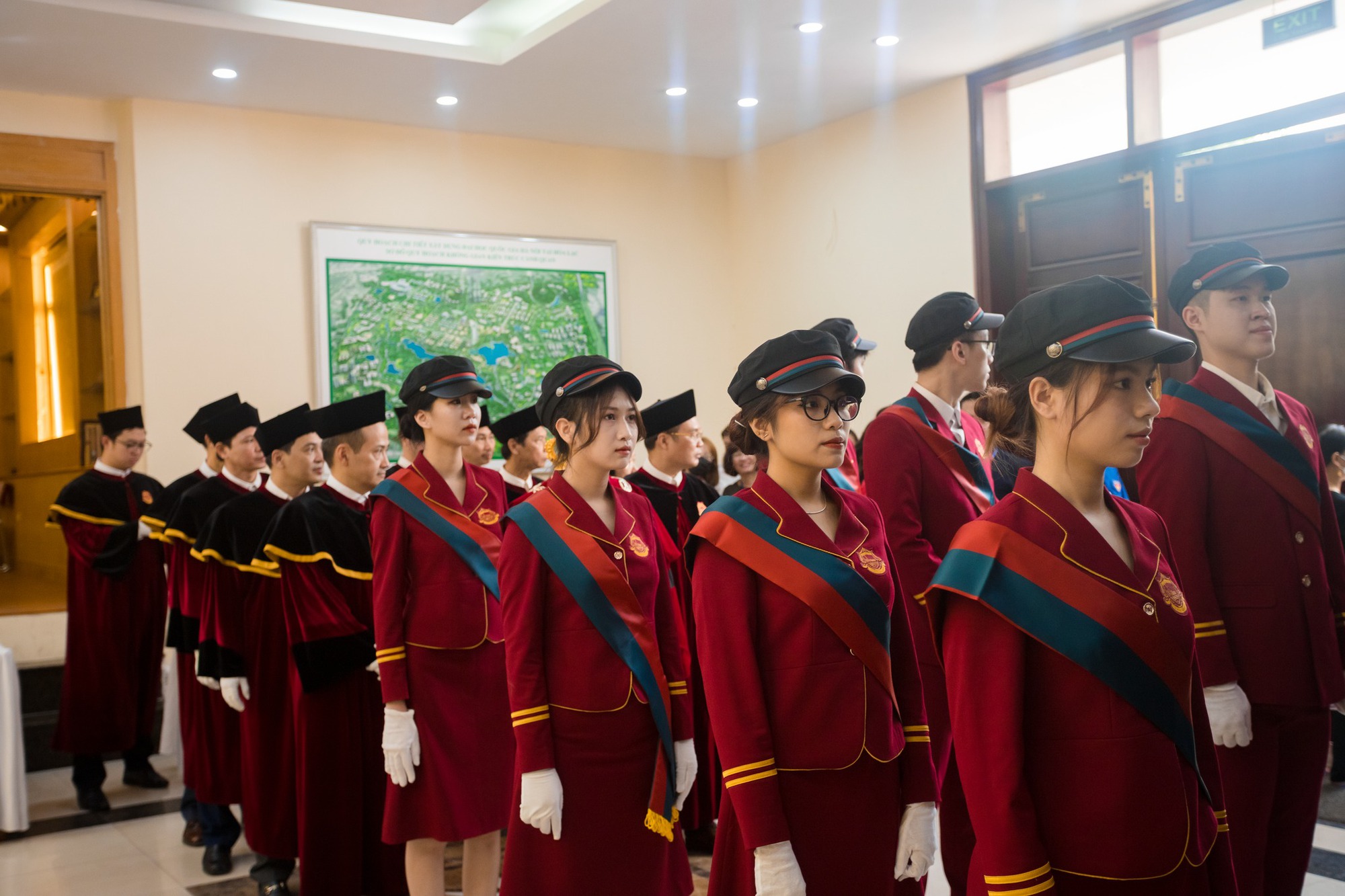Một trường đại học ở Hà Nội tổ chức lễ trao bằng tốt nghiệp phong cách rất &quot;lạ&quot; - Ảnh 4.
