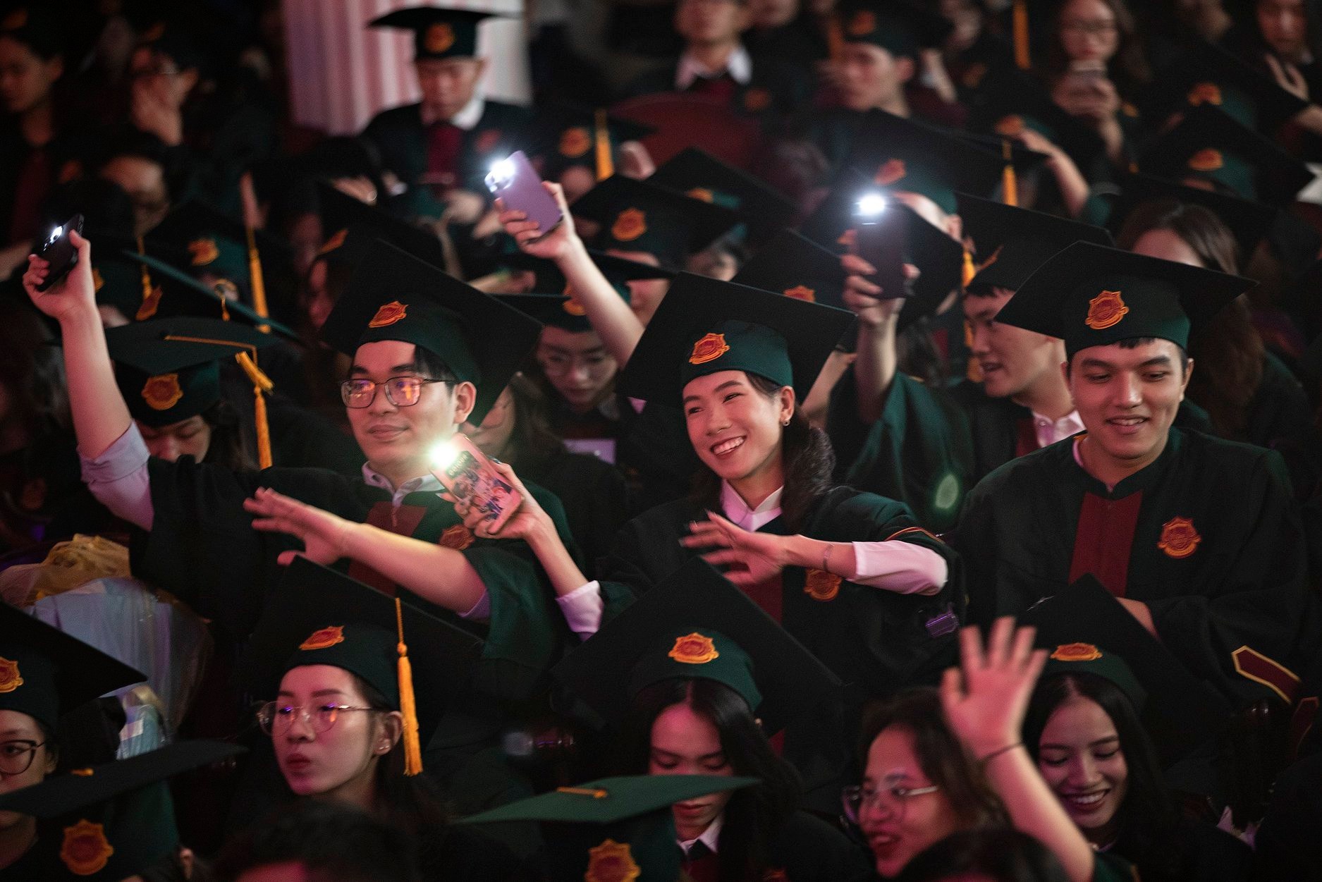 Một trường đại học ở Hà Nội tổ chức lễ trao bằng tốt nghiệp phong cách rất &quot;lạ&quot; - Ảnh 10.