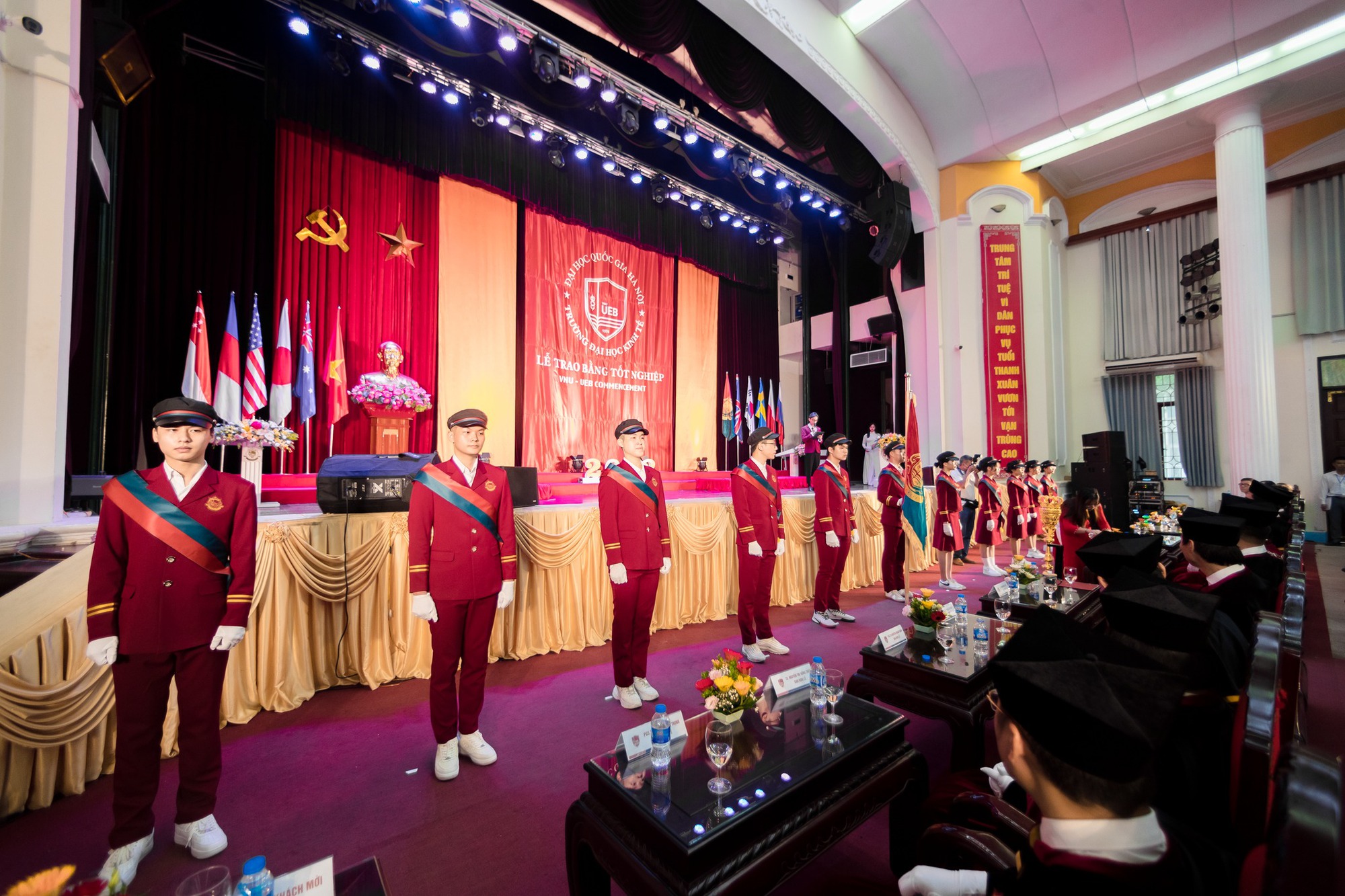 Phản hồi từ ĐH Quốc gia Hà Nội trước lễ trao bằng tốt nghiệp &quot;lạ&quot; của Trường ĐH Kinh tế - Ảnh 2.