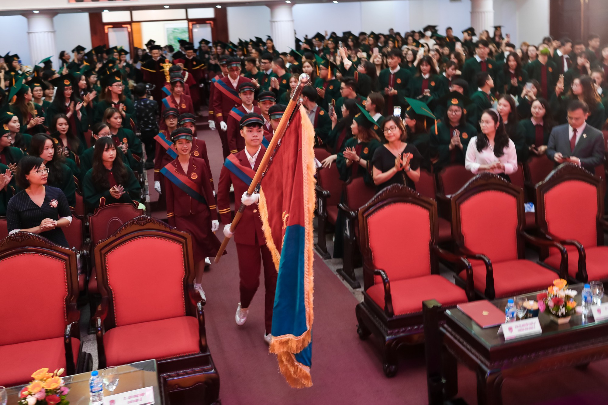 Một trường đại học ở Hà Nội tổ chức lễ trao bằng tốt nghiệp phong cách rất &quot;lạ&quot; - Ảnh 2.