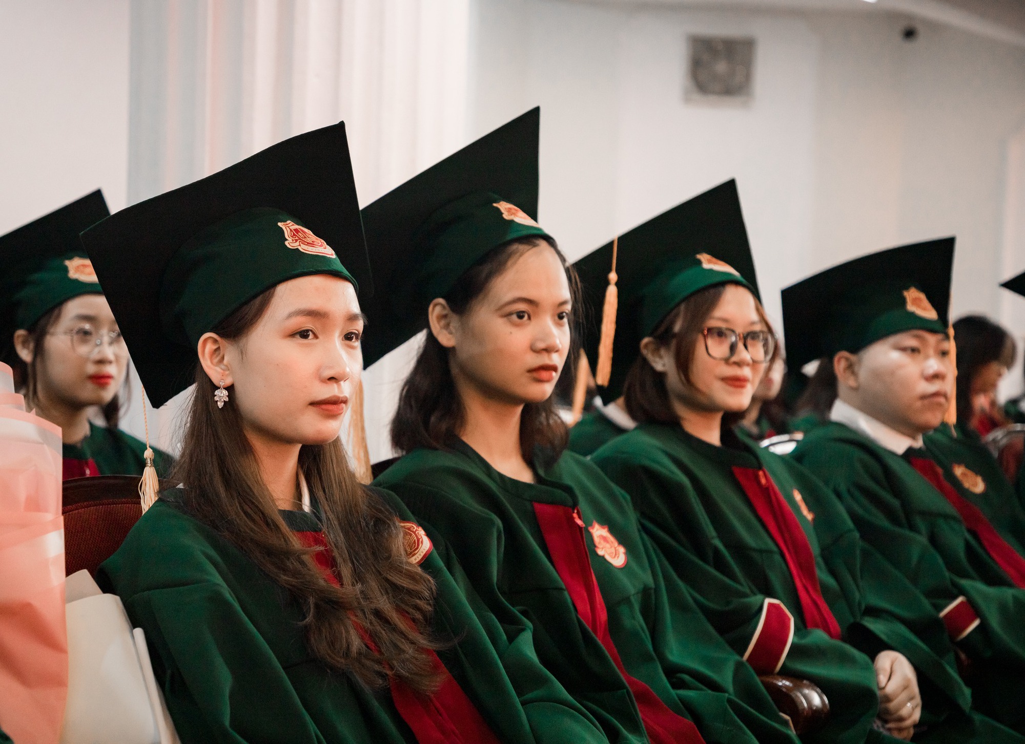 Một trường đại học ở Hà Nội tổ chức lễ trao bằng tốt nghiệp phong cách rất &quot;lạ&quot; - Ảnh 9.