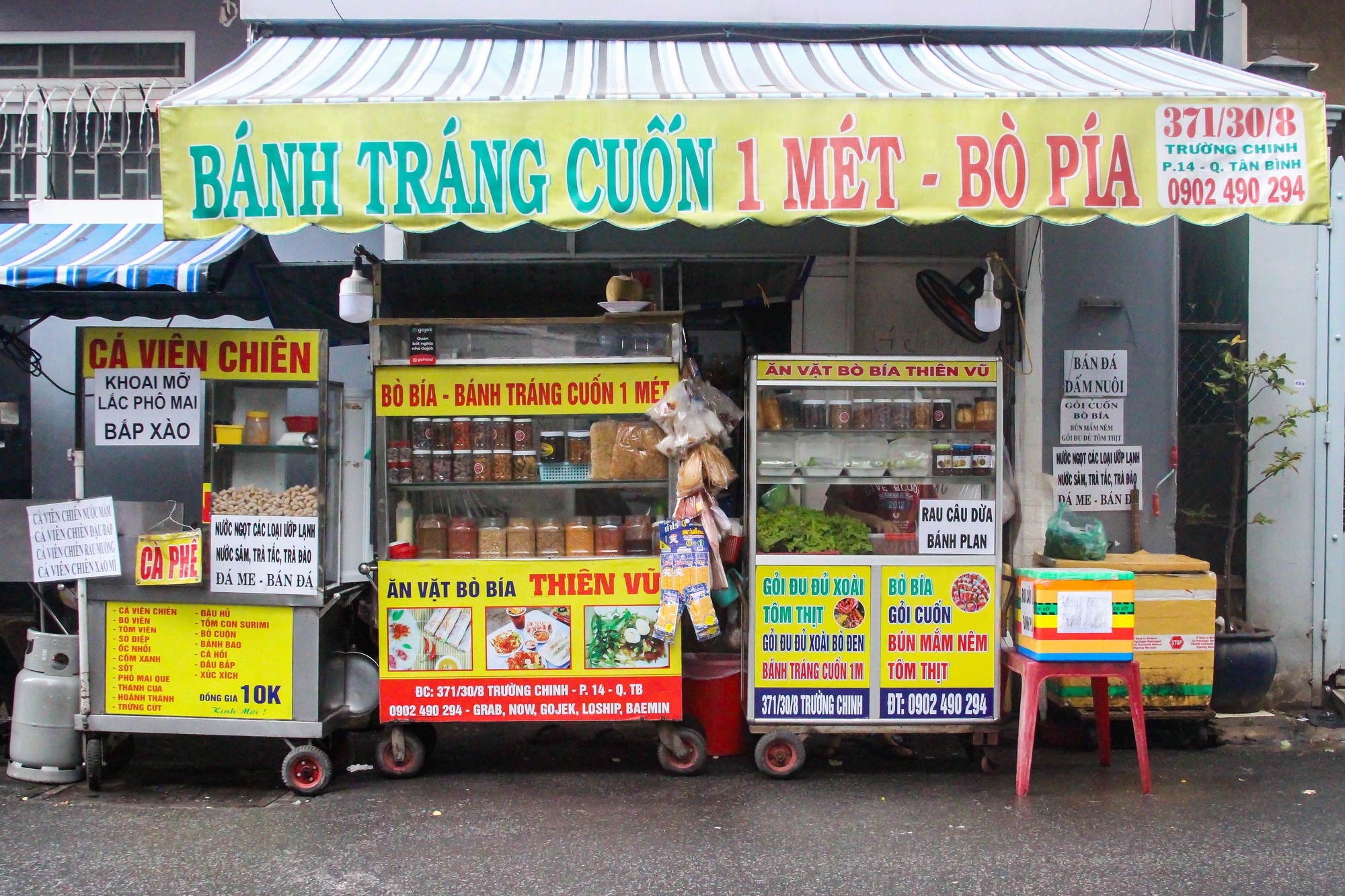 Thành phố Hồ Chí Minh: Du khách tò mò với loại bánh dài cả mét - Ảnh 1.