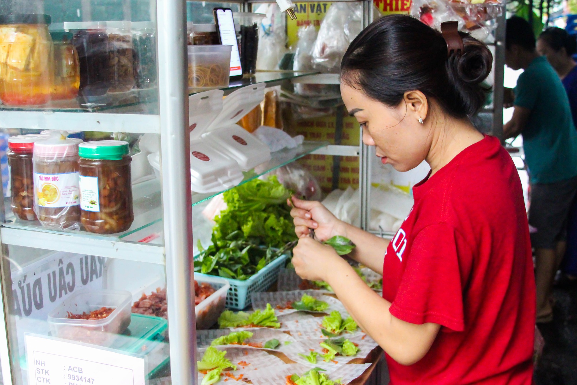 Thành phố Hồ Chí Minh: Du khách tò mò với loại bánh dài cả mét - Ảnh 2.