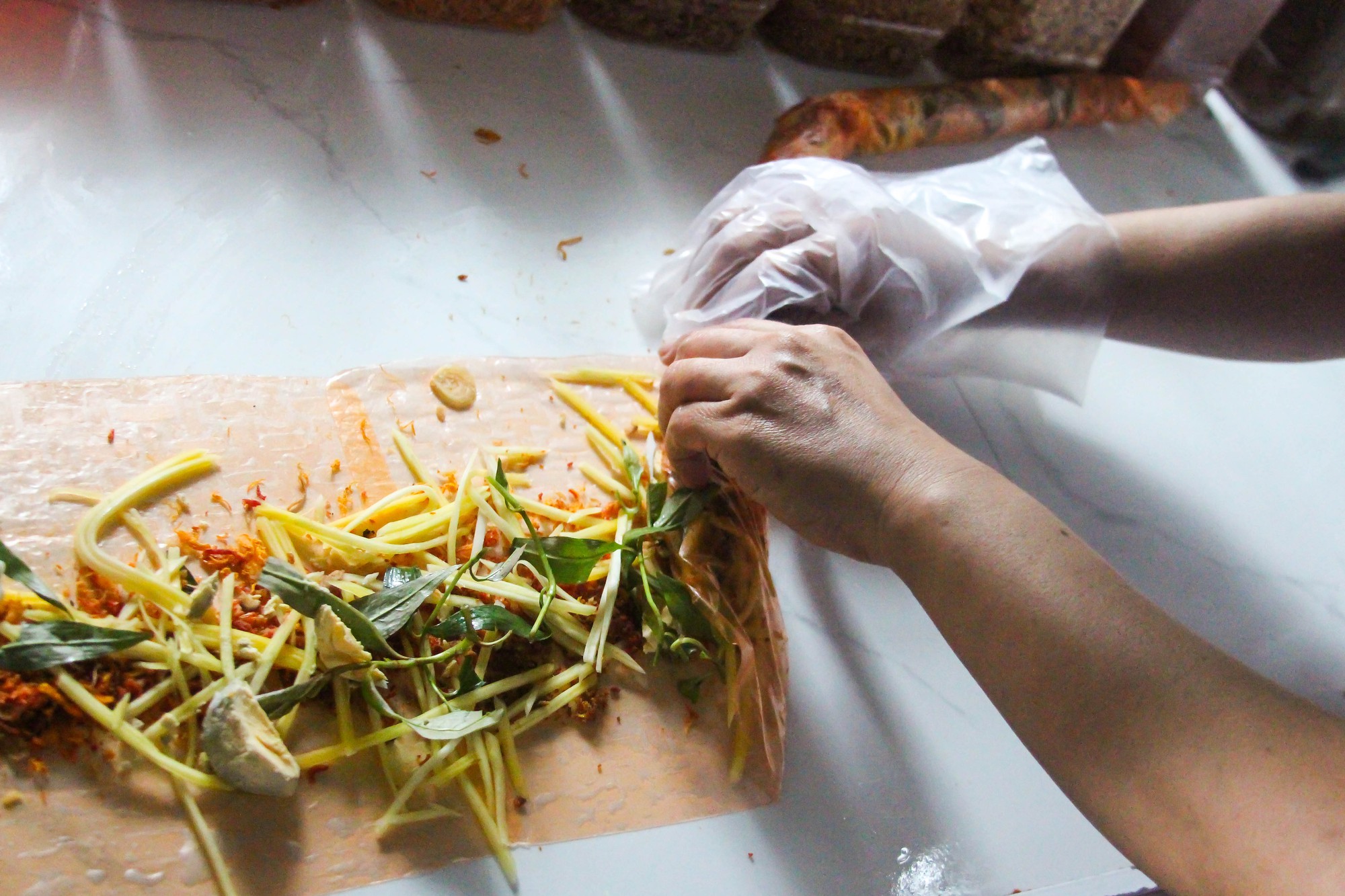 Thành phố Hồ Chí Minh: Du khách tò mò với loại bánh dài cả mét - Ảnh 4.