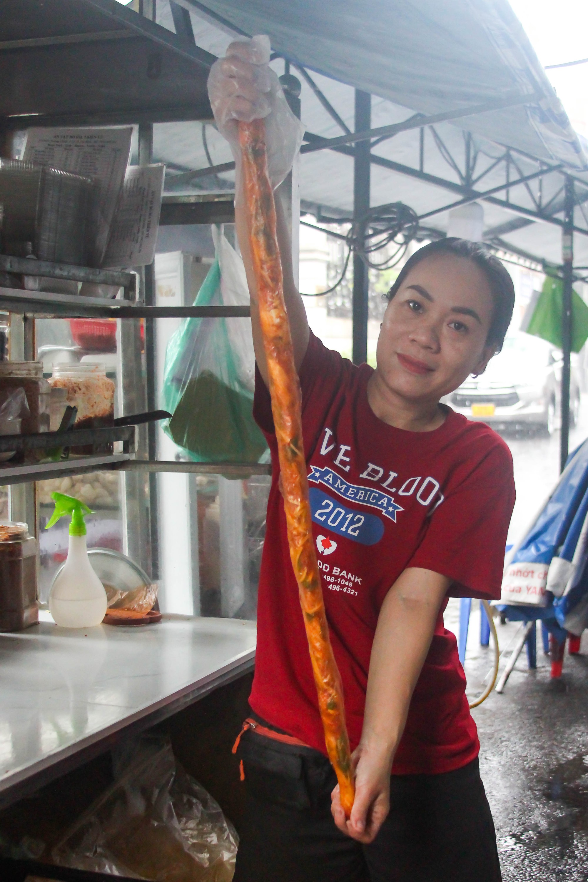 Thành phố Hồ Chí Minh: Du khách tò mò với loại bánh dài cả mét - Ảnh 5.