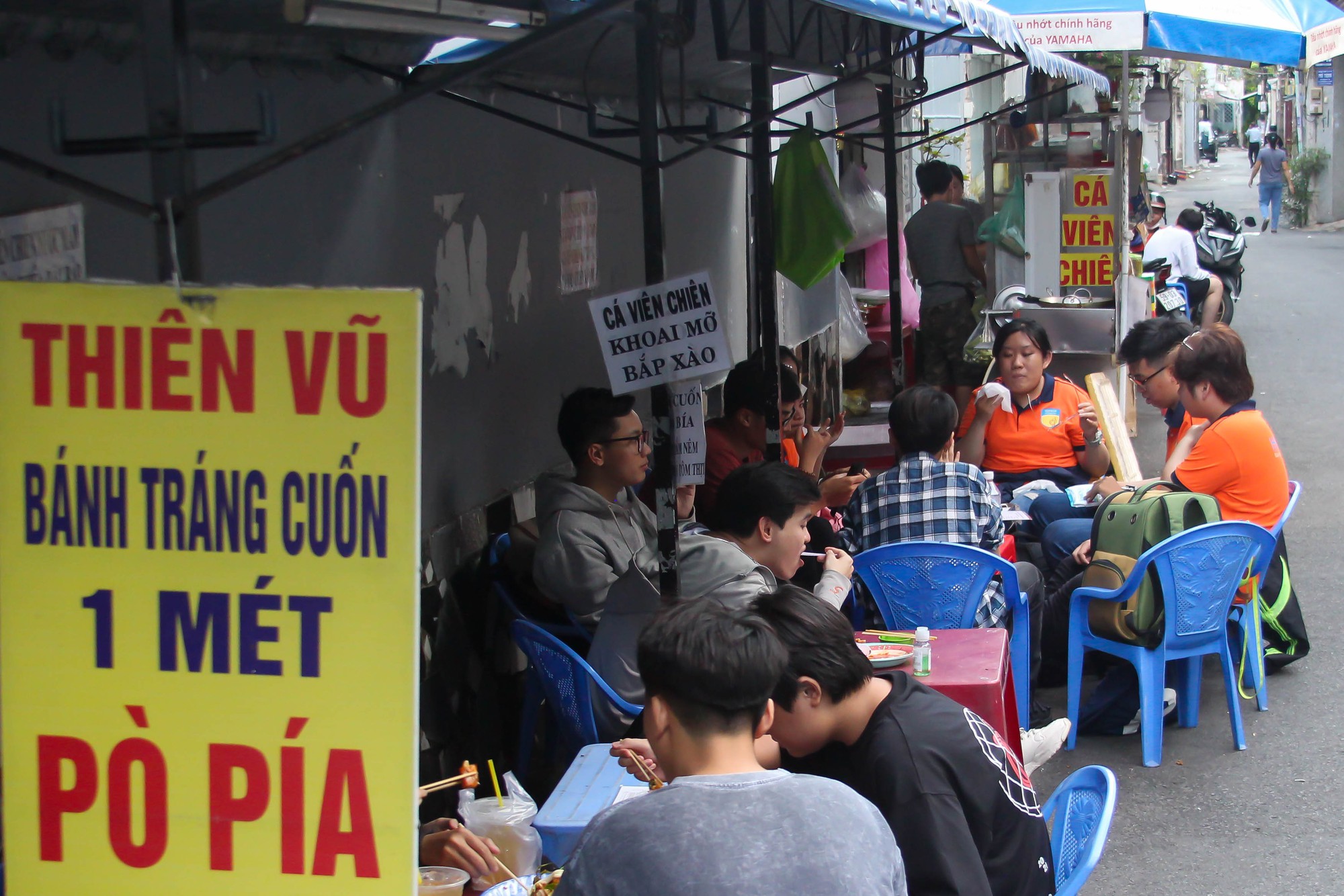 Thành phố Hồ Chí Minh: Du khách tò mò với loại bánh dài cả mét - Ảnh 8.