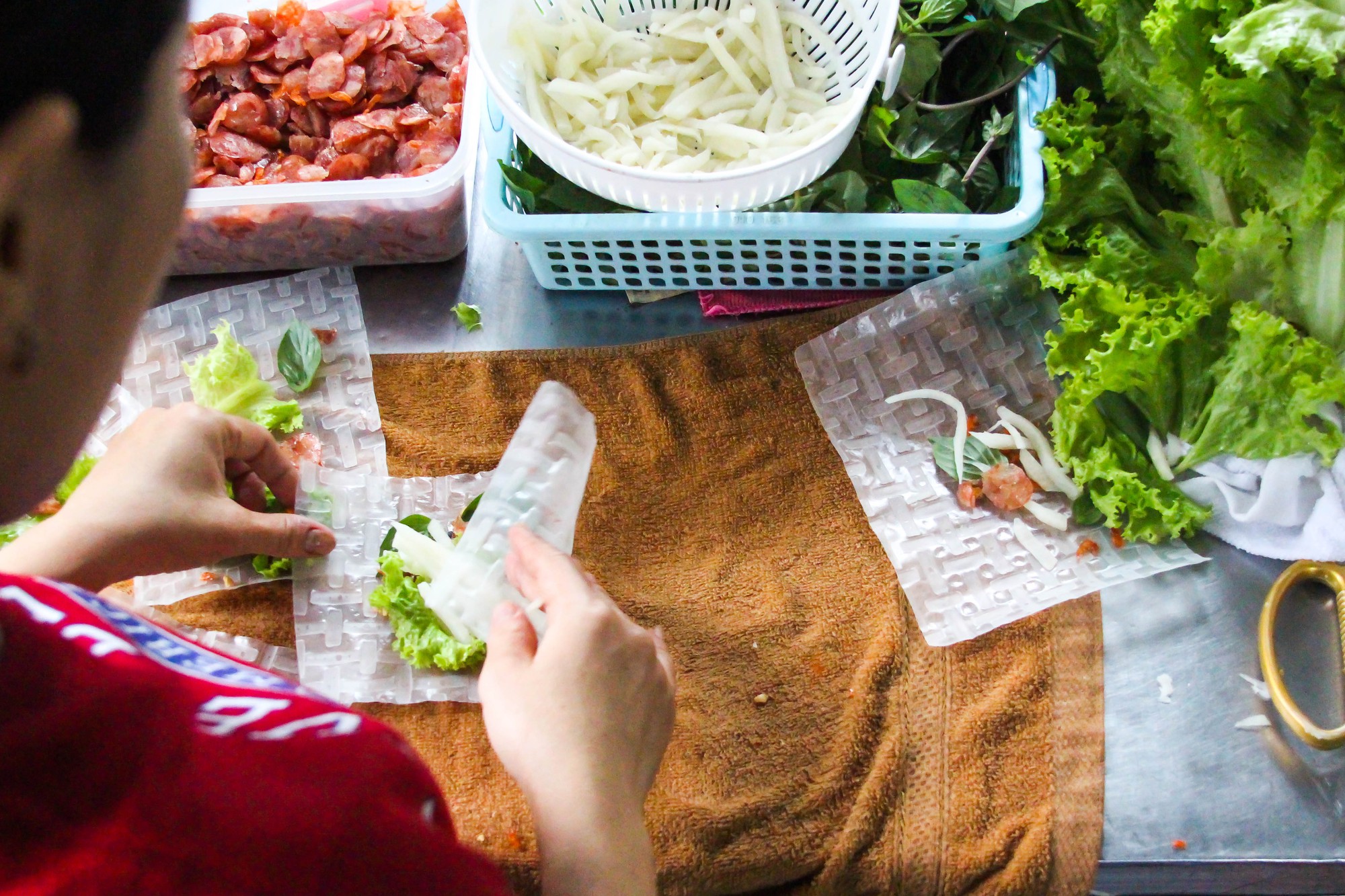 Thành phố Hồ Chí Minh: Du khách tò mò với loại bánh dài cả mét - Ảnh 10.