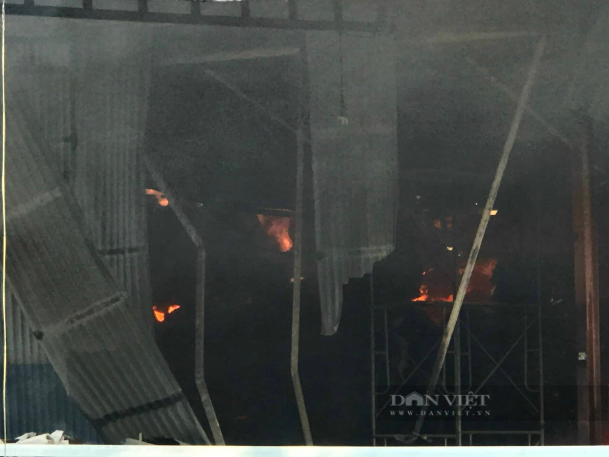 Cháy lớn tại công ty giấy, vẫn chưa thể dập tắt - Ảnh 1.