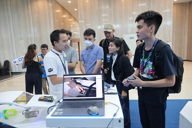 Kỹ sư Việt trình diễn công nghệ xe hơi tại Automotive Tech Show 2022 - Ảnh 2.