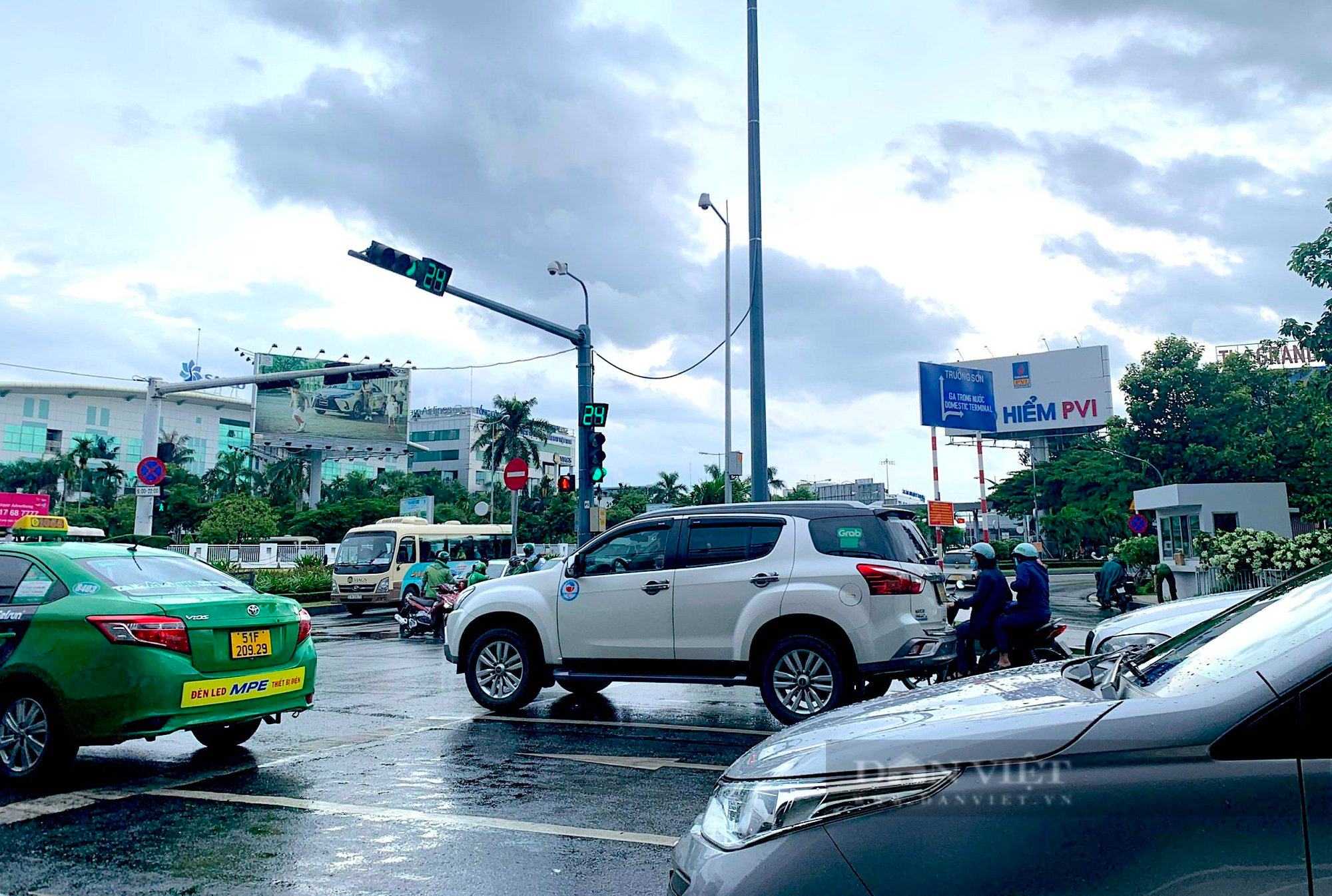 Tân Sơn Nhất hỗ trợ các hãng taxi đậu xe trên đường Hồng Hà - Ảnh 1.