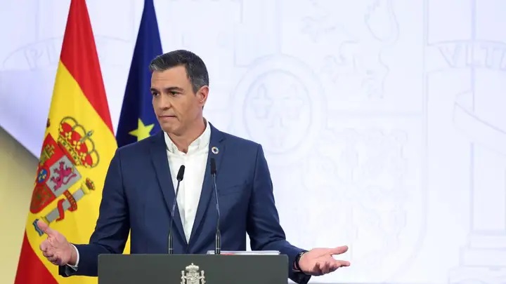 Thủ tướng Tây Ban Nha đề nghị bỏ cà vạt để tiết kiệm năng lượng - Ảnh 1.