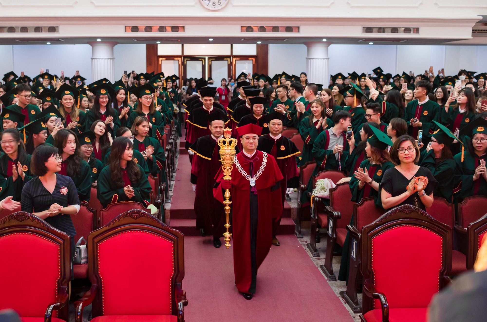 Một trường đại học ở Hà Nội tổ chức lễ trao bằng tốt nghiệp phong cách rất &quot;lạ&quot; - Ảnh 3.