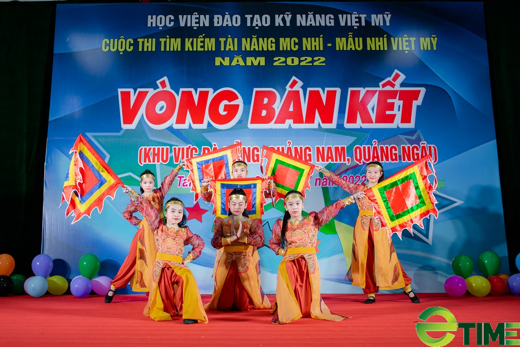 Quảng Nam: Trao 60 suất quà cho trẻ em nghèo, khó khăn học giỏi trong đêm chung kết MC nhí và mẫu nhí 2022 - Ảnh 2.