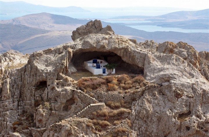Độc đáo nhà thờ lộ thiên nằm bên trong miệng hang động kỳ vĩ - Ảnh 1.