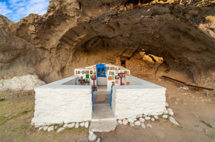 Độc đáo nhà thờ lộ thiên nằm bên trong miệng hang động kỳ vĩ - Ảnh 2.
