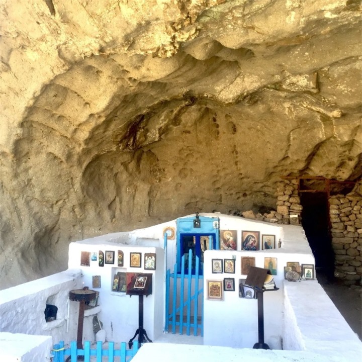 Độc đáo nhà thờ lộ thiên nằm bên trong miệng hang động kỳ vĩ - Ảnh 6.