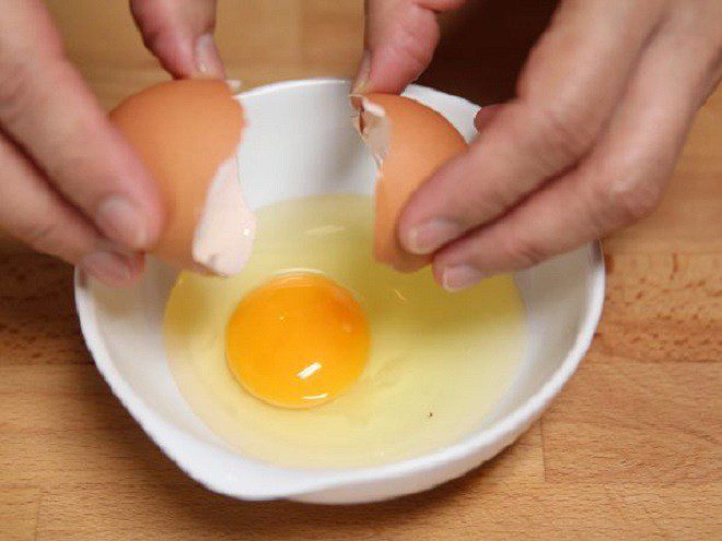 Как получить сильнейшее яйцо. Разбитое яйцо. Разбить яйца в миску. Разбитые яйца в тарелке. Сырое яйцо.
