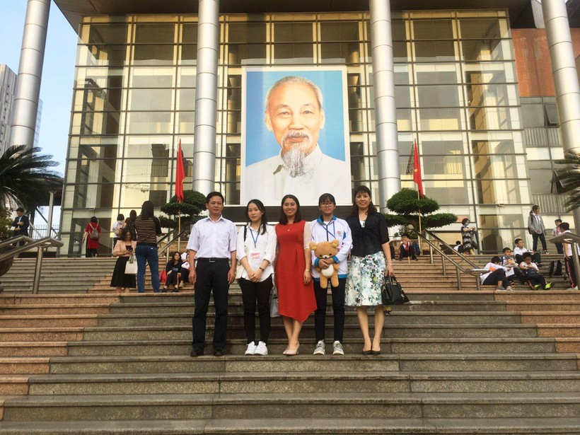 Thủ khoa Hà Nội: Không học văn mẫu, không học lịch sử kiểu thuộc lòng - Ảnh 1.