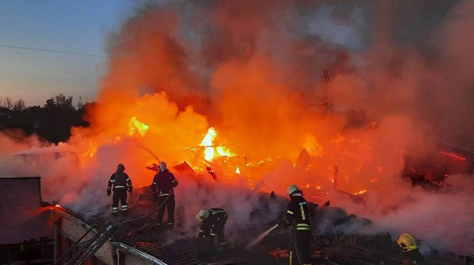 Chiến sự Nga-Ukraine: Kharkov rung chuyển vì hàng loạt vụ nổ lớn, Ukraine triển khai máy bay tấn công lính Nga - Ảnh 1.