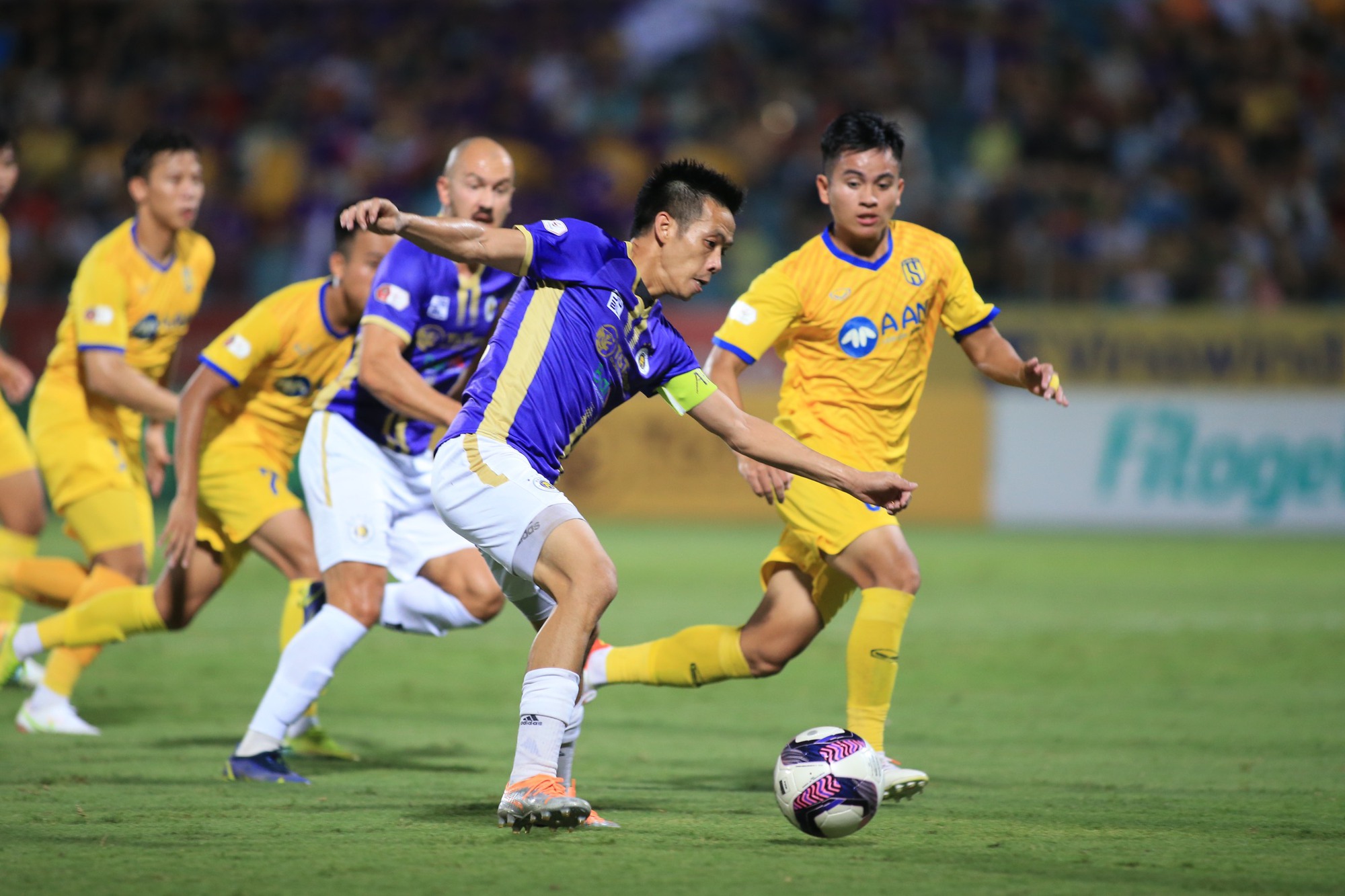 Kết quả vòng 10 V.League 2022: Thẻ đỏ, phạt đền khiến SLNA trắng tay trước CLB Hà Nội - Ảnh 3.