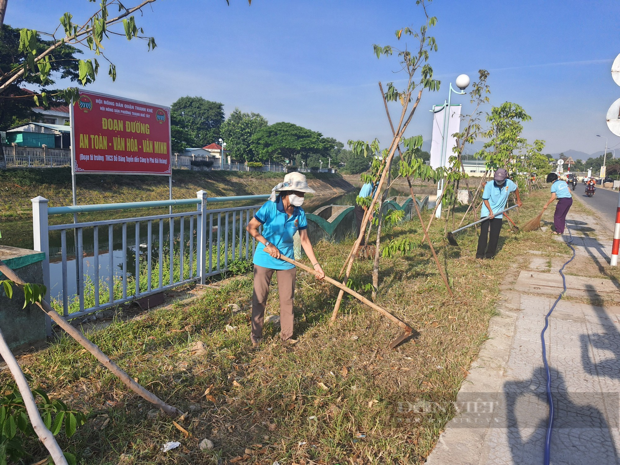 Đà Nẵng: Nông dân Thanh Khê Tây “làm đẹp” cho các tuyến đường - Ảnh 2.