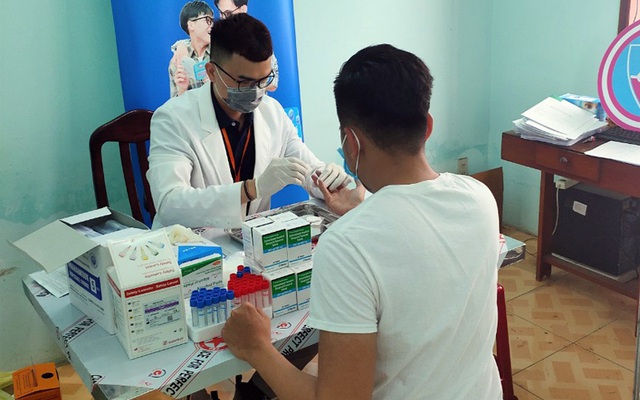 HIV tăng nhanh trong nhóm quan hệ đồng giới nam, công nhân khu công nghiệp - Ảnh 1.