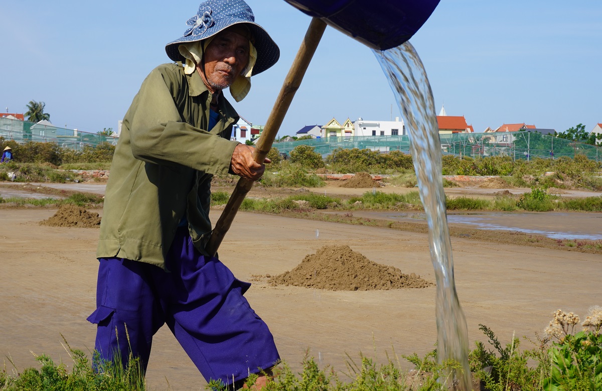 Nghề kỳ lạ, trời càng nắng như đổ lửa nông dân càng vui - Ảnh 7.