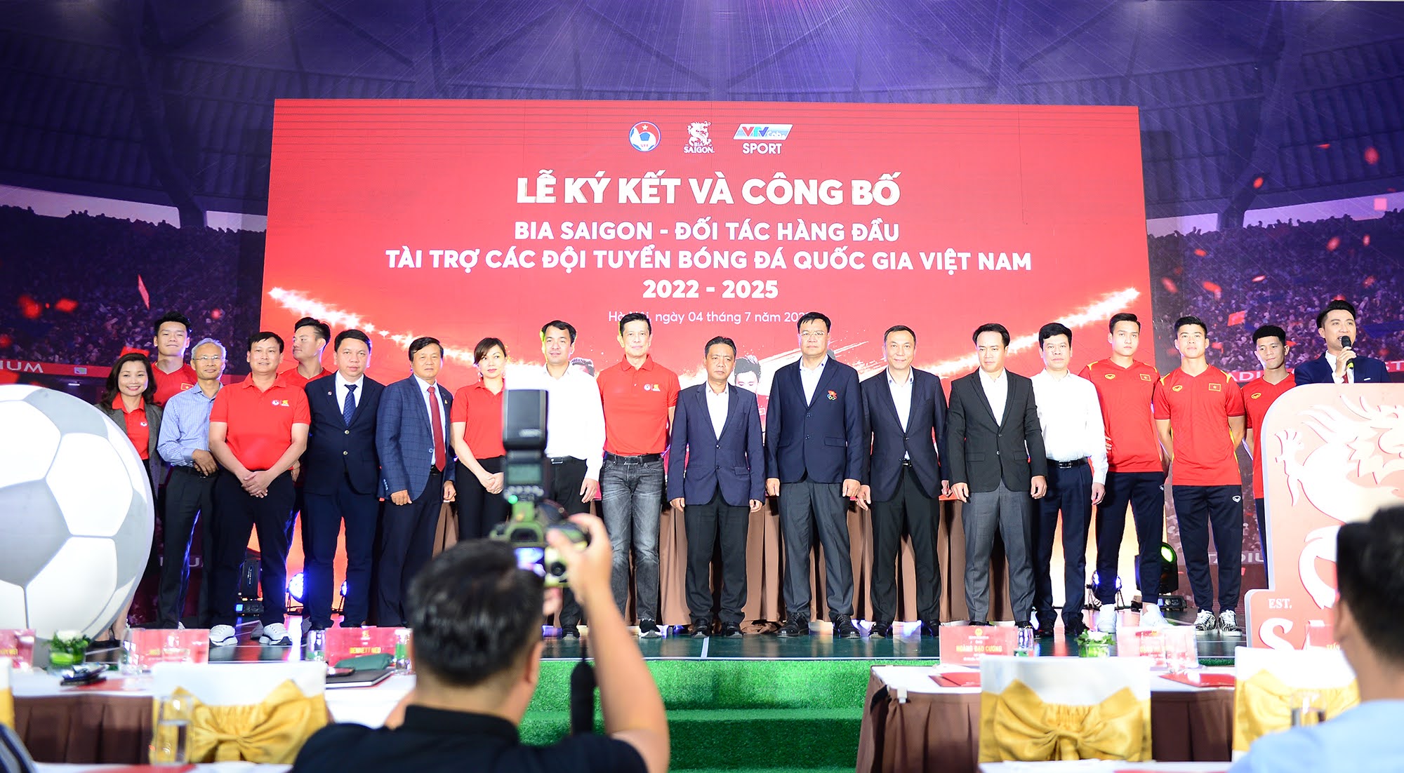 Đình Trọng, Duy Mạnh chứng kiến ĐT Việt Nam nhận tài trợ lớn - Ảnh 1.
