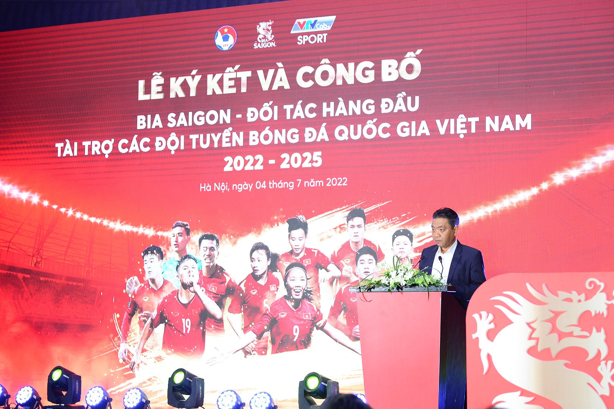 Đình Trọng, Duy Mạnh chứng kiến ĐT Việt Nam nhận tài trợ lớn - Ảnh 2.