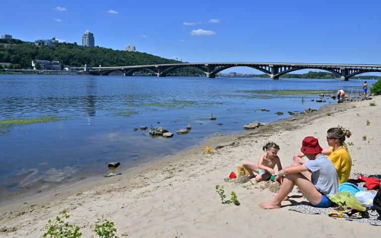 Giữa xung đột với Nga, người Ukraine vẫn đổ xô tới bờ sông ở Kiev giải nhiệt, thư giãn