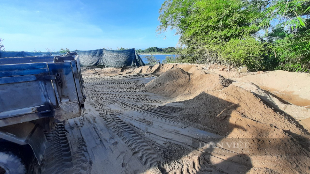 Quảng Trị: Bãi tập kết cát trái phép hoạt động nhiều năm nhưng xã chưa hề xử lý - Ảnh 2.