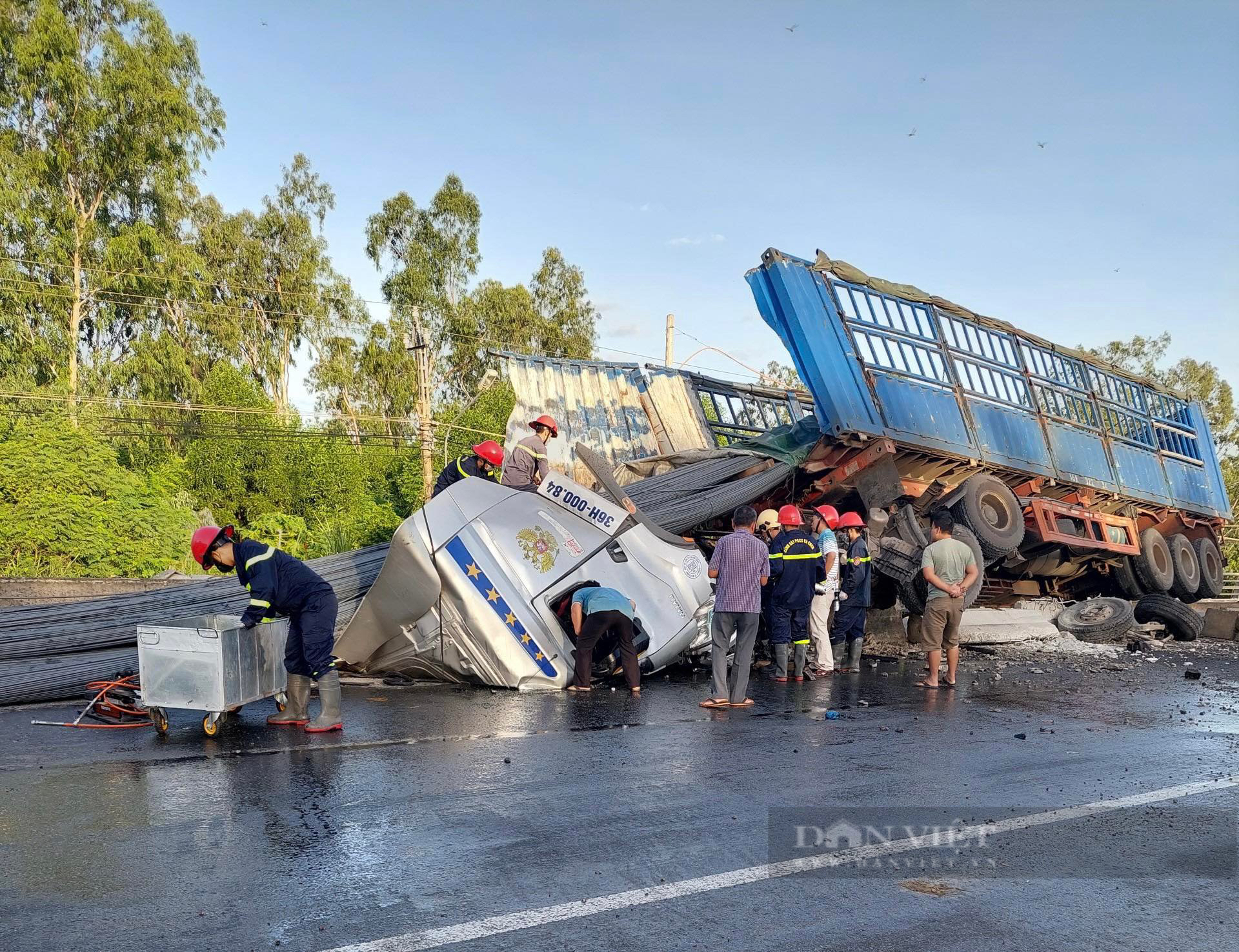 Ôtô lật nghiêng, đầu xe 'bẹp dúm', tài xế thoát chết khó tin  - Ảnh 3.