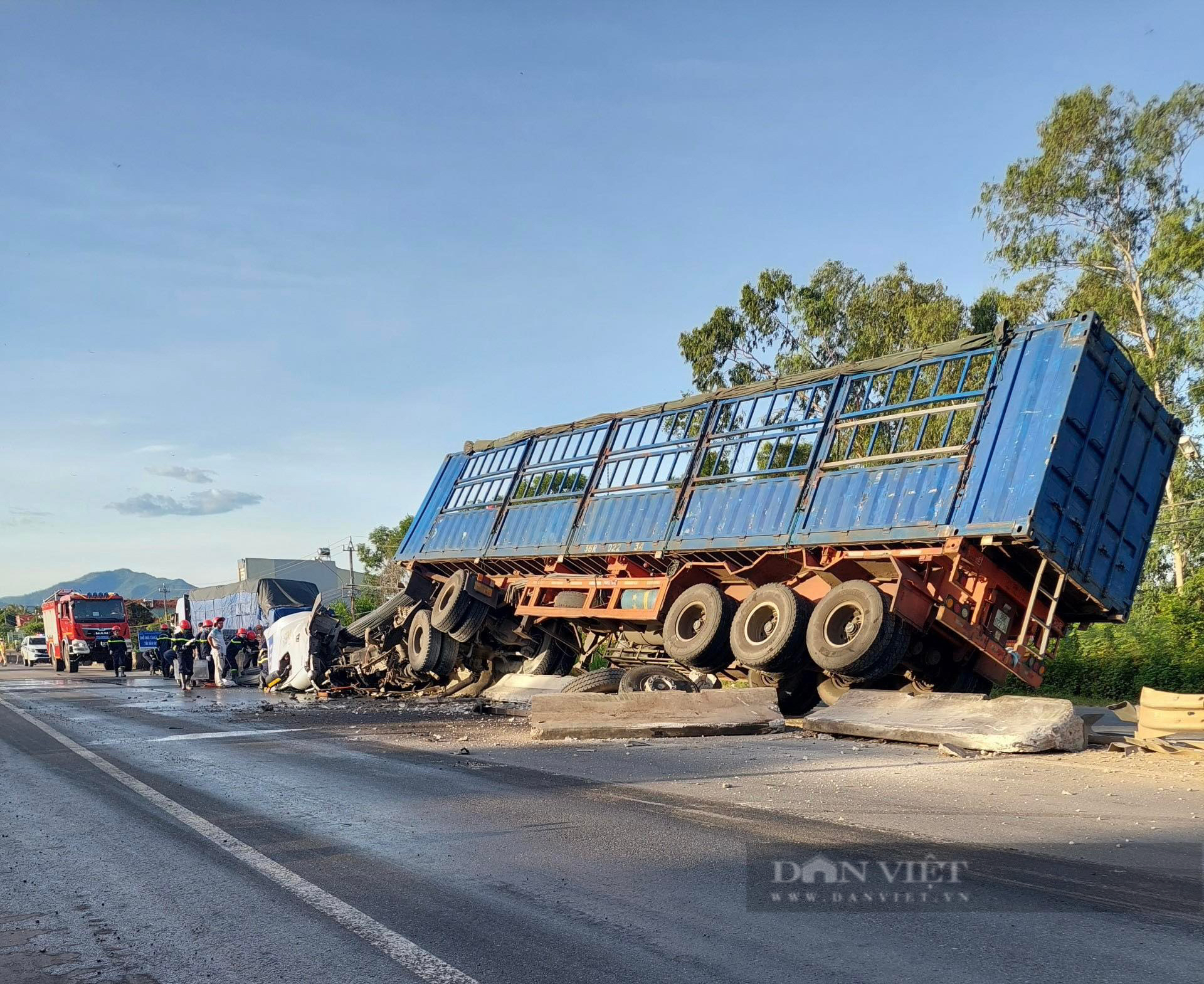 Ôtô lật nghiêng, đầu xe 'bẹp dúm', tài xế thoát chết khó tin  - Ảnh 2.