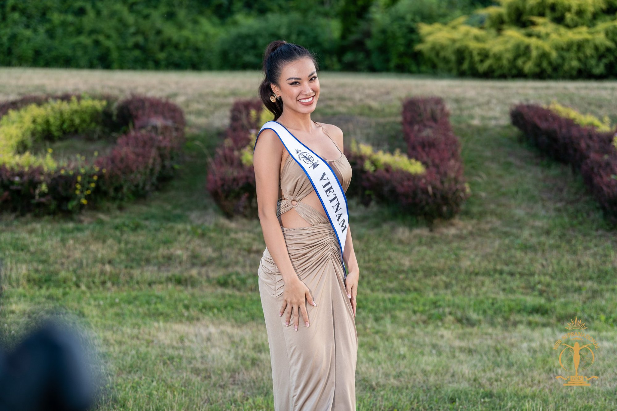 Á hậu Kim Duyên bị thí sinh Trung Quốc &quot;vượt mặt&quot; trước chung kết Miss Supranational 2022? - Ảnh 2.