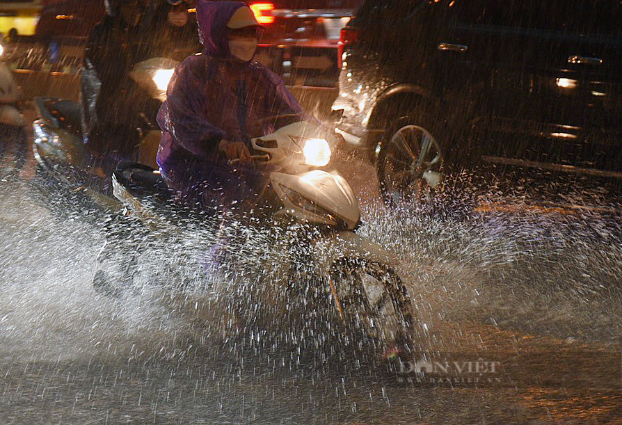 Hà Nội mưa lớn, nhiều tuyến đường ùn tắc và ngập lụt - Ảnh 9.