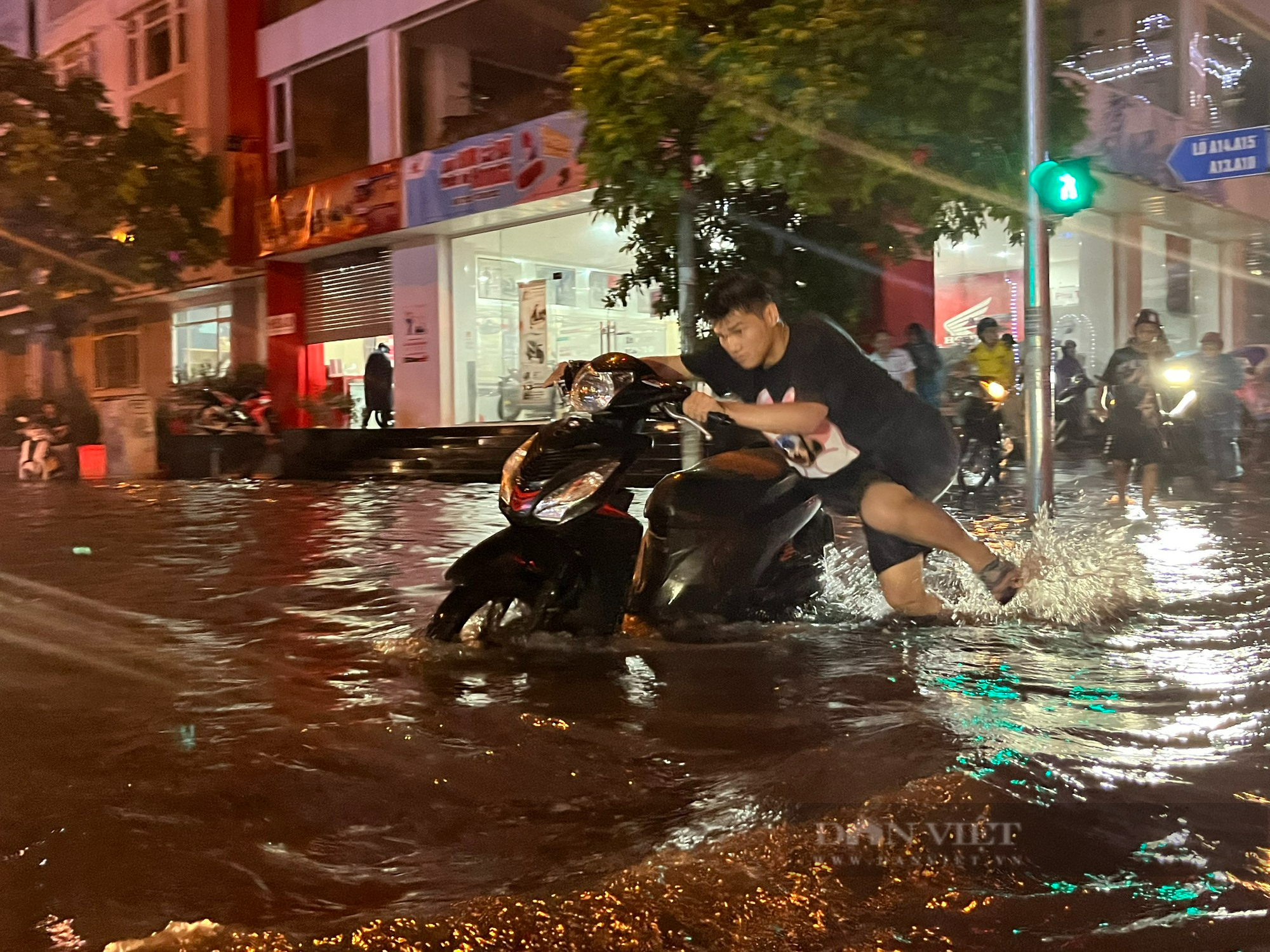 Hà Nội mưa lớn: Người dân bì bõm dắt xe lội nước ở &quot;thiên đường&quot; - Ảnh 3.