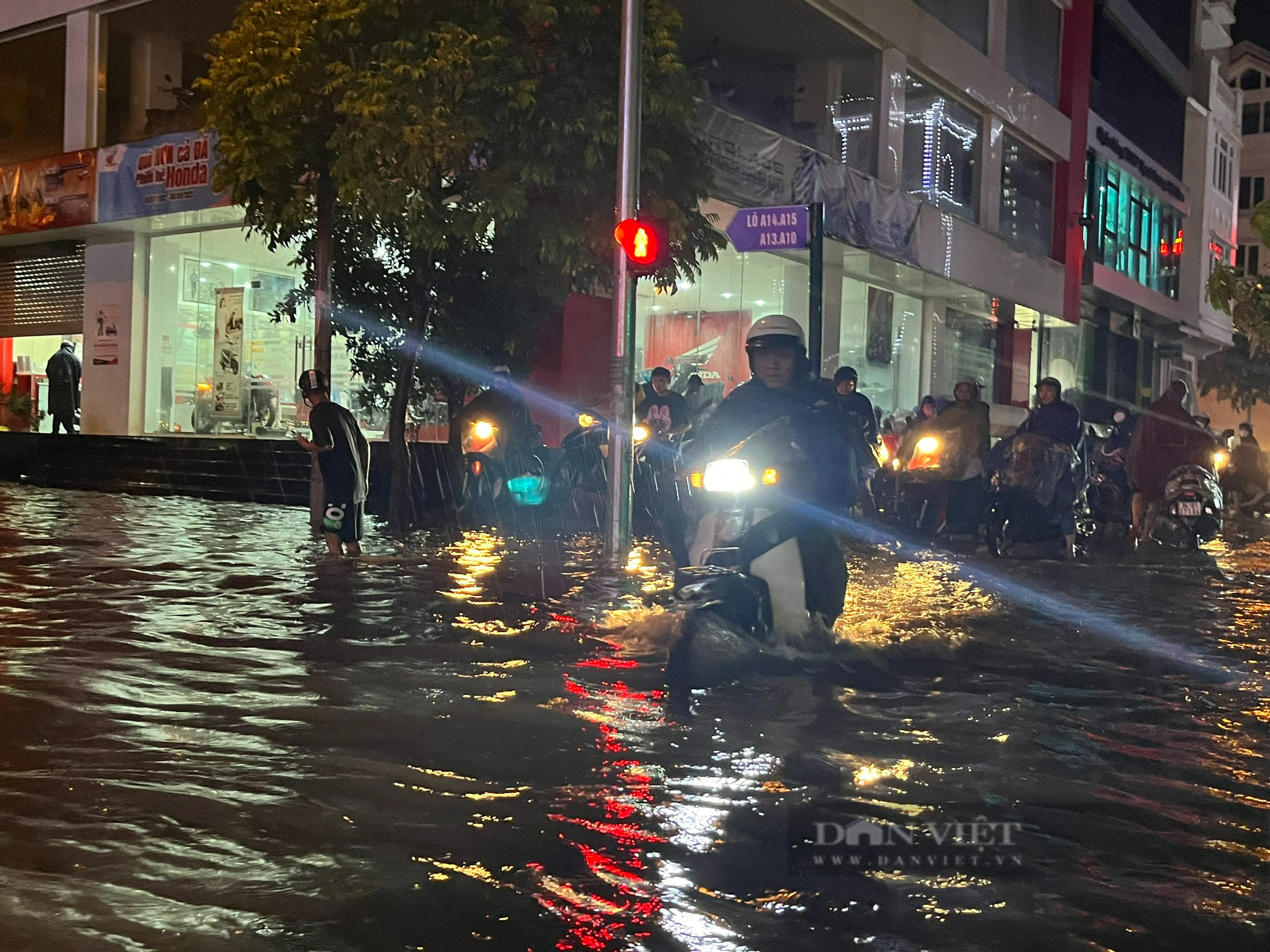 Hà Nội mưa lớn: Người dân bì bõm dắt xe lội nước ở &quot;thiên đường&quot; - Ảnh 4.