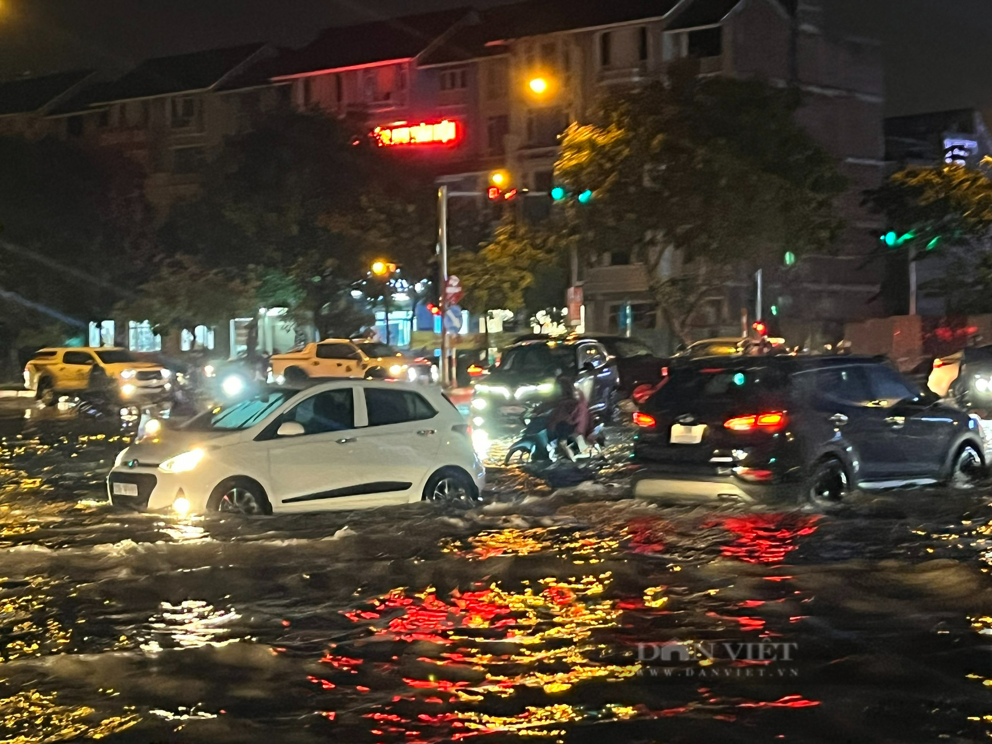Hà Nội mưa lớn: Người dân bì bõm dắt xe lội nước ở &quot;thiên đường&quot; - Ảnh 2.