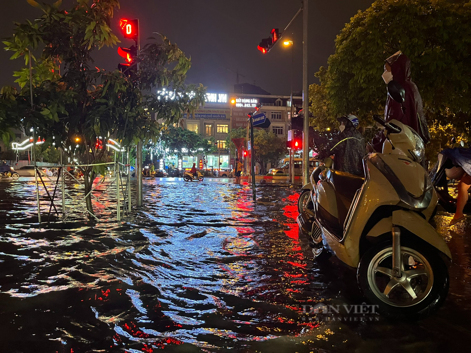 Hà Nội mưa lớn: Người dân bì bõm dắt xe lội nước ở &quot;thiên đường&quot; - Ảnh 6.
