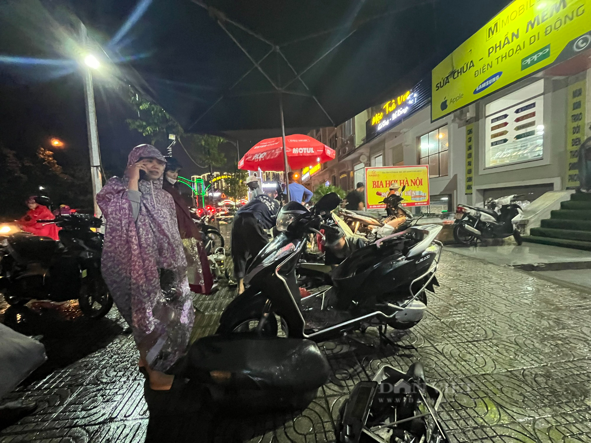 Hà Nội mưa lớn: Người dân bì bõm dắt xe lội nước ở &quot;thiên đường&quot; - Ảnh 7.