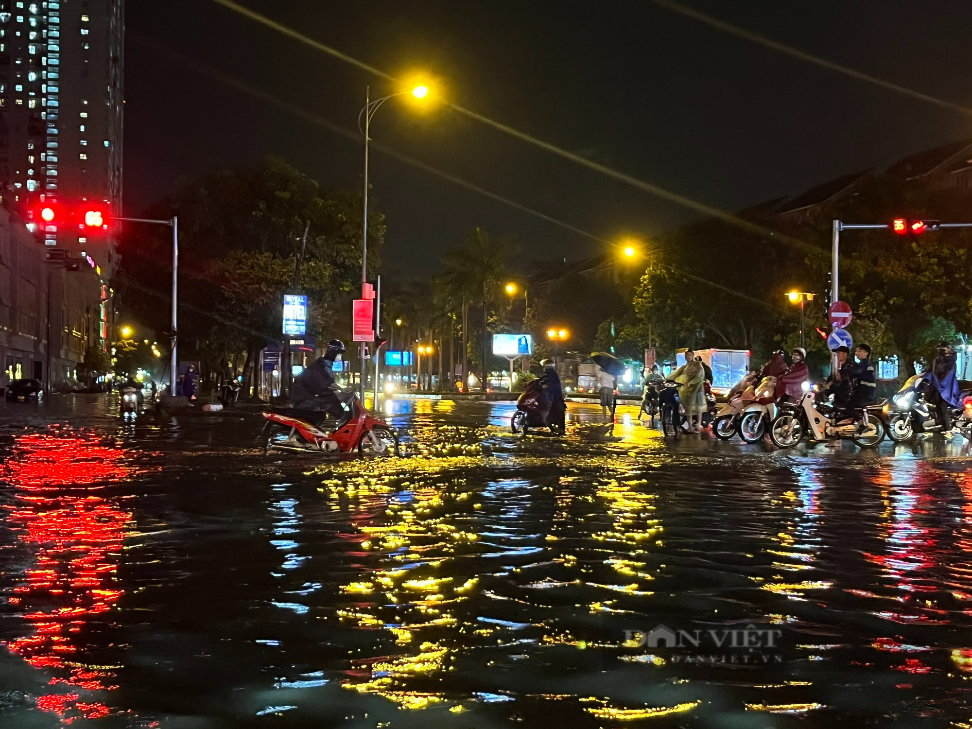 Hà Nội mưa lớn: Người dân bì bõm dắt xe lội nước ở &quot;thiên đường&quot; - Ảnh 1.