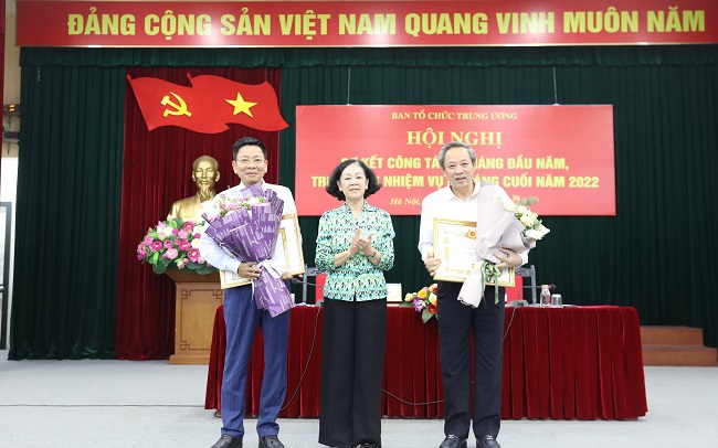 Phó Trưởng Ban Tổ chức Trung ương nhận Huy hiệu cao quý của Đảng