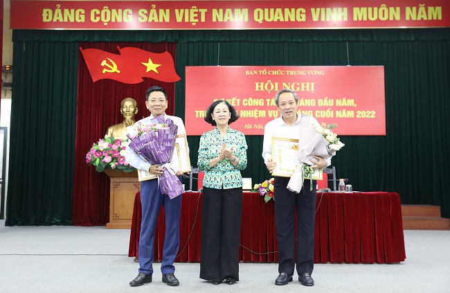 Phó Trưởng Ban Tổ chức Trung ương nhận Huy hiệu cao quý của Đảng - Ảnh 1.