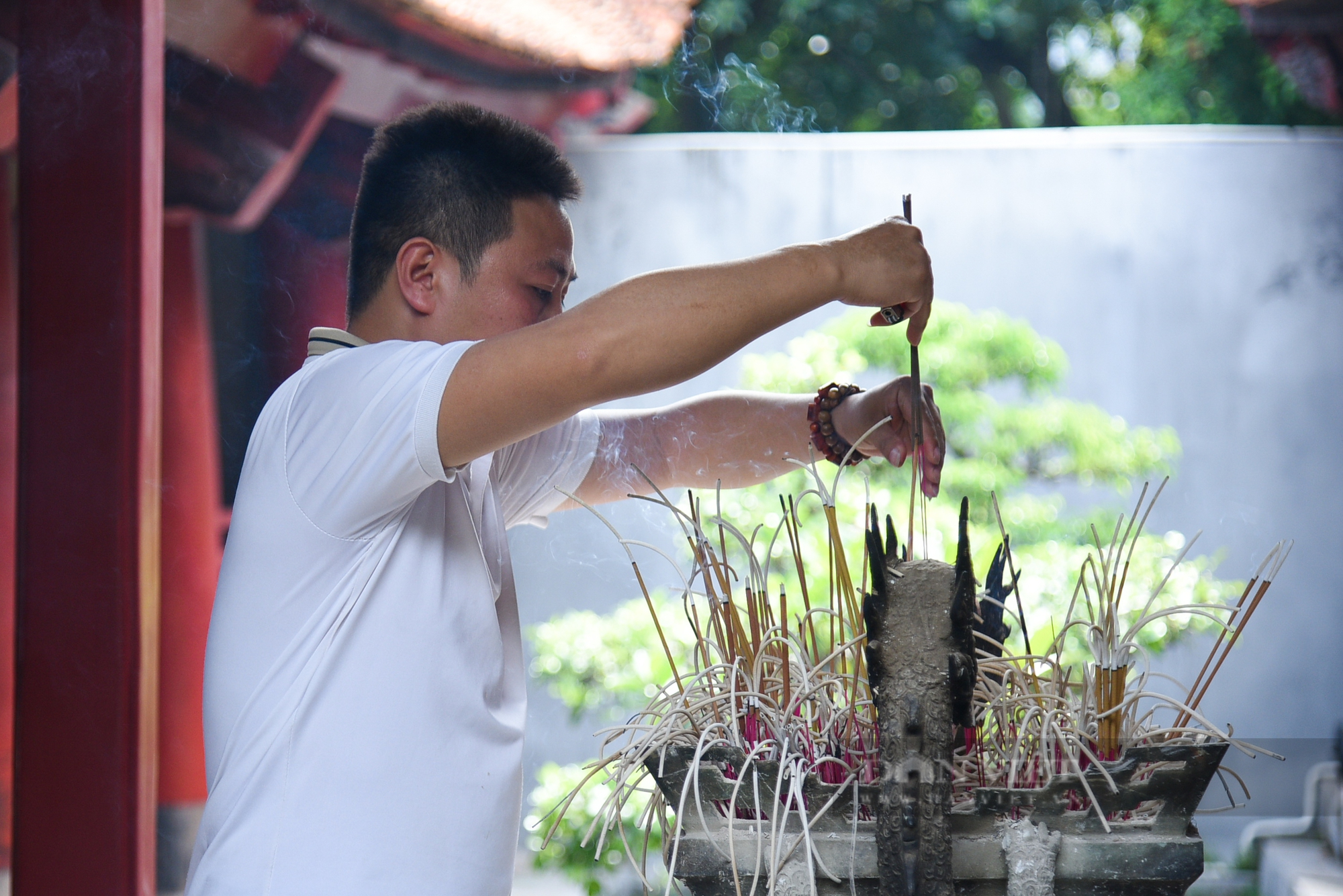 Hàng trăm sĩ tử, phụ huynh đến Văn Miếu dâng lễ cầu may trước kỳ thi tốt nghiệp THPT - Ảnh 12.