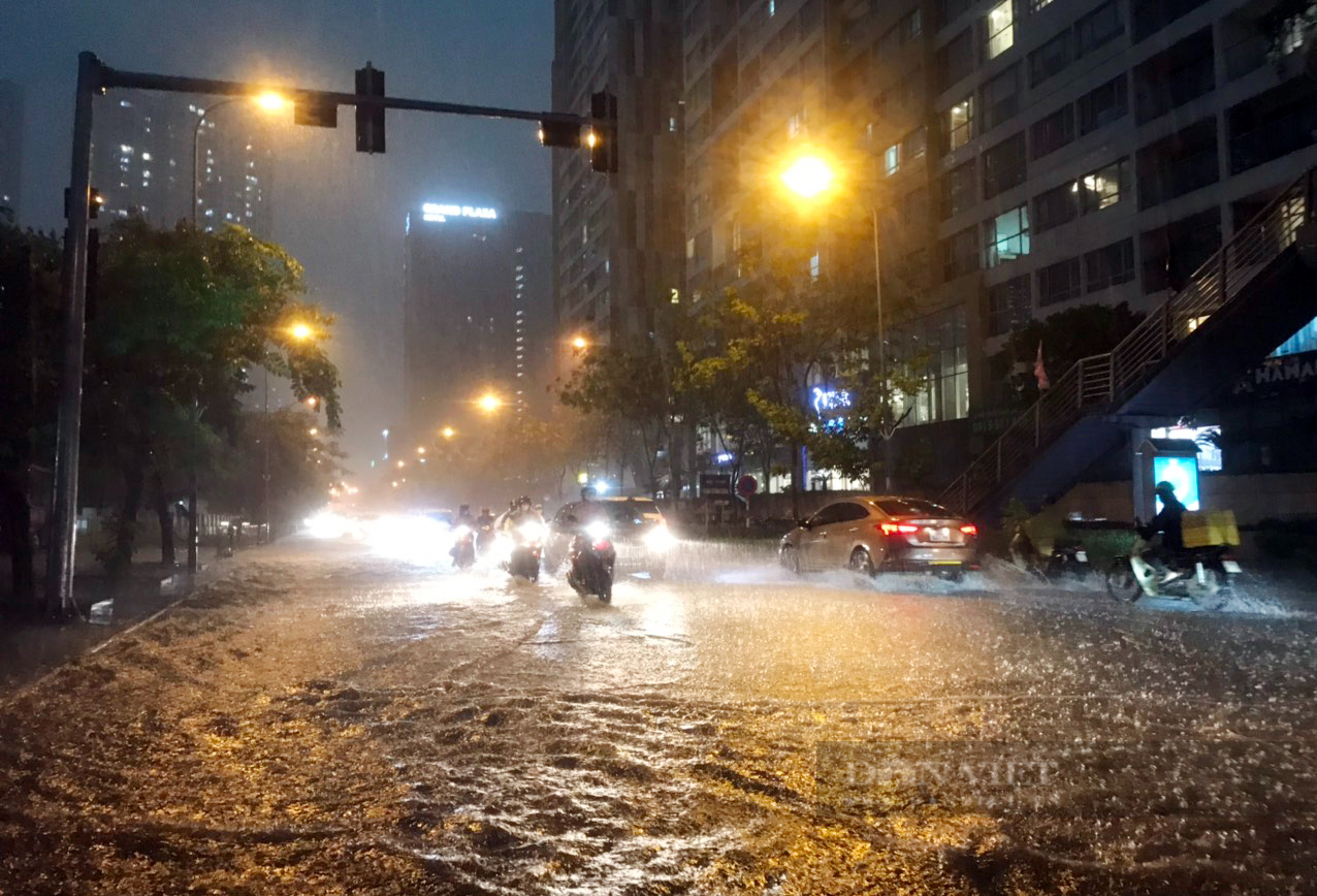 Hà Nội mưa lớn, nhiều tuyến đường ùn tắc và ngập lụt - Ảnh 7.