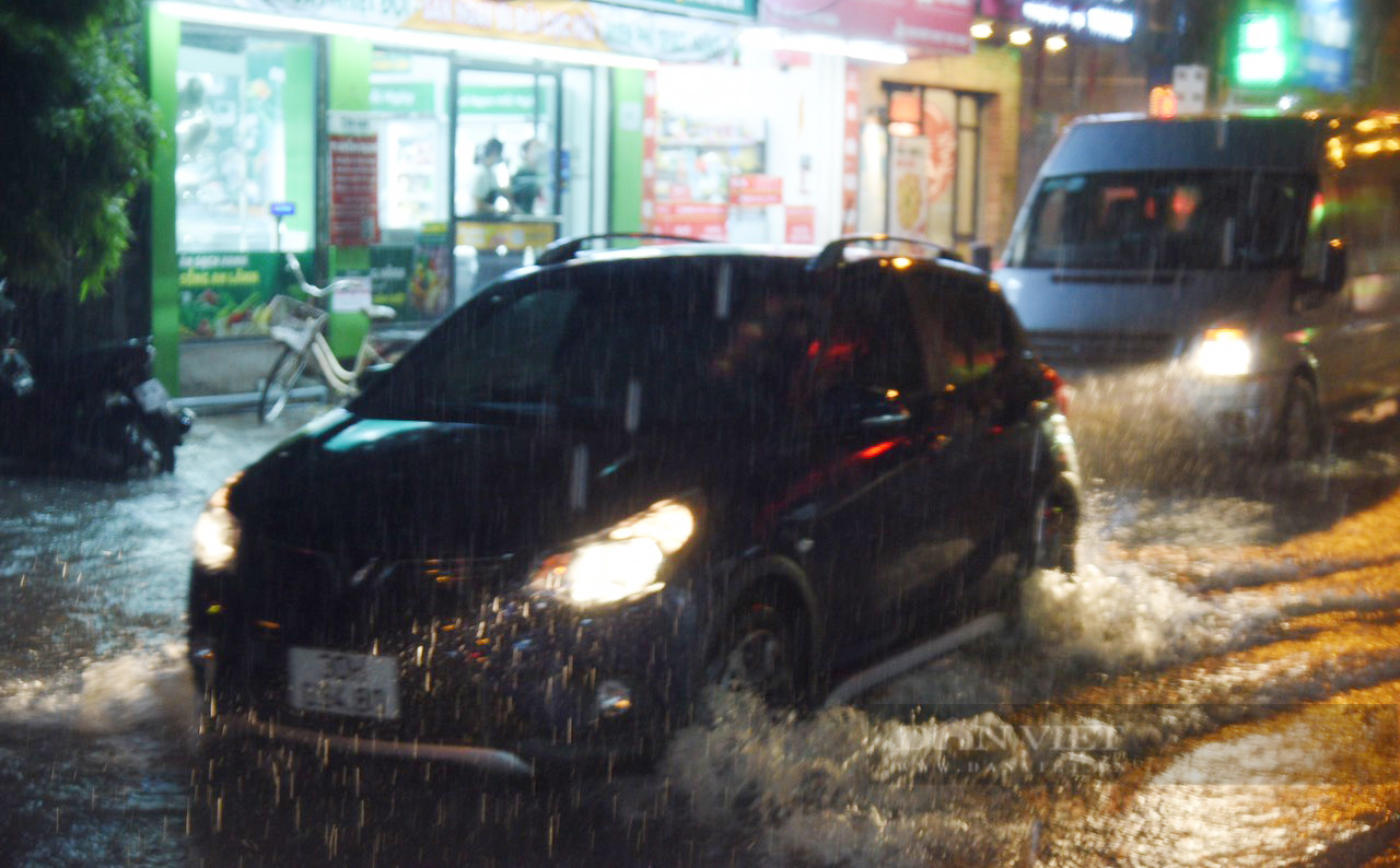 Hà Nội mưa lớn, nhiều tuyến đường ùn tắc và ngập lụt - Ảnh 8.